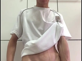 大屌哥炫耀勃起巨根 twink japan merry porn