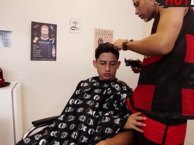 我给理发师献了屁眼 hot black gay porn star