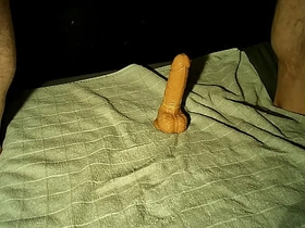 旧假阳具，新鲜精液 taiwan teen gay porn