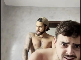 小鲜肉给兄弟爽了一把 old man coitus videos blithe asian