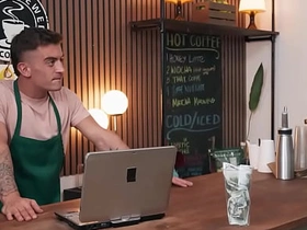 猛男片——莉莉撞见德雷克·冯和特雷弗·布鲁克斯搞逼，随后加入咖啡店激情3P gay chinese bodies ass eating porn