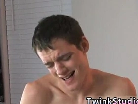 忧郁系亚裔男同志色情片 凯莱布·科尼姆初来乍到跃跃欲试 asian gay sex thisvid videos