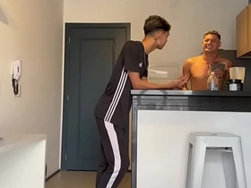 训练时认识的猛男被我骑在身下 hot gay porn movies