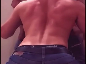 我在健身房厕所夺走了我健身兄弟的处男 free taiwan gay porn