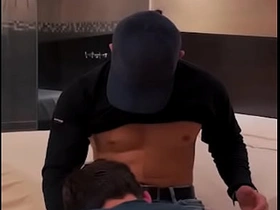 我给送气球的小哥额外小费，结果他把我操得爽翻天 video unconcerned asian porn