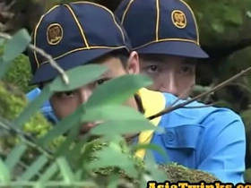 瘦亚裔侦查员口交后享受野战 gay sex videos of asian men