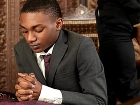 黑人浸信会男孩多米尼克·杨被黑人牧师普林斯·雷恩的大黑屌干了！这小基佬嘴和屁眼都没逃过那根巨屌！ asian gay friend sex videos