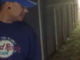 停车撒尿时遇到个小伙子求口交，之后带我去他家趁老婆睡着猛干 asian daddy gay sex videos latest