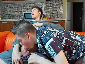 18岁嫩男黏稠精液喷射快感 chinese panther gay porn satirize