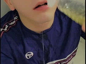 18岁男孩玩自己的鸡巴 gay older chinese man porn