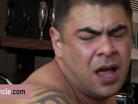 超性感猛男瑞奇遇到暗恋对象，现在该干点刺激的了 chinese dominate white gay porn