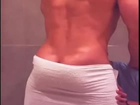 看到哥们从酒吧回来洗澡 忍不住冲进淋浴间跟他搞 chinese hunks gay porn