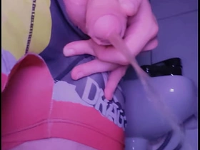 小白脸在厕所撒尿后舔自己的尿 asian gay sex videos xhamster