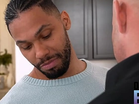 地下男孩 - 发情的托尼爬向布洛克鼓胀的裤裆 blissful porn romance chinese