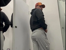 试衣间里发骚了 korean jerk off gay porn