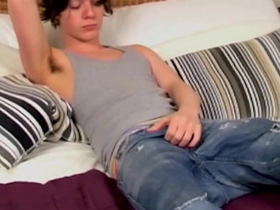 HomoEmo：情绪摇滚骚货桑迪·詹金斯在床上撸硬屌 chinese french gay porn