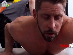 小偷只有两个选择：要么操警卫，要么在监狱里被操 gay porn japan gangbang