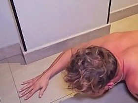 大胡子主人操烂小鲜肉的屁眼，把他当性奴使唤。BDSM狗玩羞辱高潮 asian glasses gay porn