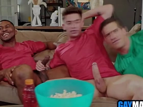 足球粉被黑白基友轮着用 gay porn japanese bear