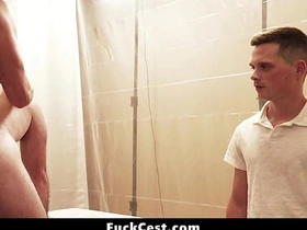 那男人毫不掩饰他青筋暴起的勃起鸡巴 - 乱伦性交 porn gay japanese cute