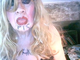 脏烟枪母狗莎拉喝尿自辱 边打飞机边用巨屌假阳具捅屎眼贱穴 homemade chinese porn merry