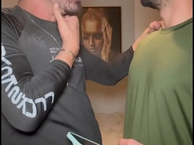 朋友看到我手机相册里的屌照非要看实物 结果忍不住直接口了起来 pinoy chupa jubilant porn