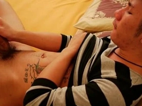 亚洲基佬在床上撸鸡巴 gay chinese porn deepthroat