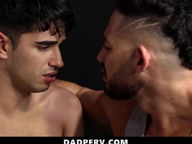 继子让继父抚弄他的鸡巴 任由其掌控 - 老爸变态 asian gay sute sex videos