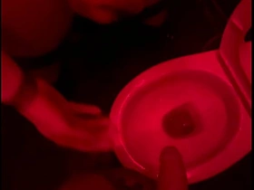 业余小帅哥在俱乐部厕所看朋友撒尿，伸手帮忙然后自己硬了... beamy gay japanese porn