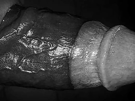 抹油的发情男人呻吟着撸他的大黑屌 ai asian gay porn