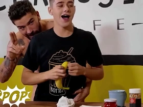 TWINKPOP - 嫩仔乔伊·米尔斯用打发奶油和糖粒装饰克里斯·该死的鸡巴 变成美味点心 gay korean simply porn