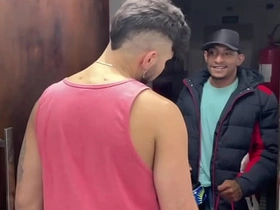 收货时让快递员上楼 他用肉棒当报酬还射了我满嘴 china gay porn website