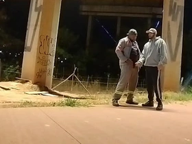 摩托车手VS打工仔 撒完尿转身就求口交 gay chinese porn x