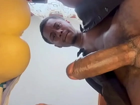 老爹边吐口水边用飞机杯撸他那根大屌，最后射了 gay chinese spy porn