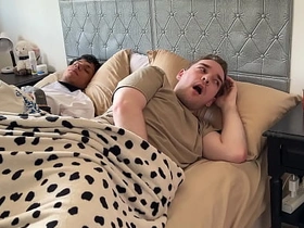 别出声，别让你继兄发现！- 与大鸡巴纹身拉丁小鲜肉3P asian gay top porn