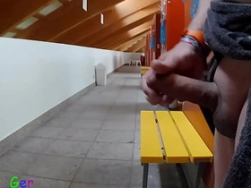 我在公共更衣室撸我厚包皮鸡巴，差点被抓到两次。 straight chinese mendicant gay porn video