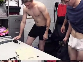 变态警官Donovan Cox和Jeremiah Cruze勾引两名性感小偷玩禁忌四P - 年轻罪犯 asian gay dealings videos xvideos