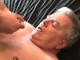 年轻亚裔射精在老爹脸上 korean gay toilet porn