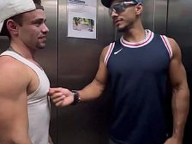 绝美伪娘用迷离眼神凝视镜头 asian old man gay sex videos twitter