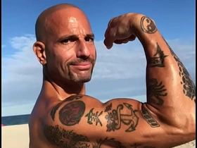 海滩上炫耀超大量精液 porn gay thailand