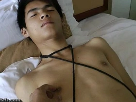 亚裔美少年束缚手活 chinese gay tied close by porn