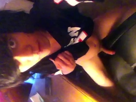 嫩0用光滑鸡巴磨椅子 隔着涤纶T恤手淫 asian gay handsome porn