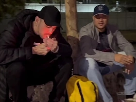 哥们在球场喝酒结果搞起基来，突然冒出个流浪汉让一切更有意思了 chinese metal gay porn