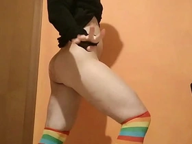 屁眼塞四颗网球？老娘现在做得到了！！！ young perps chinese gay porn