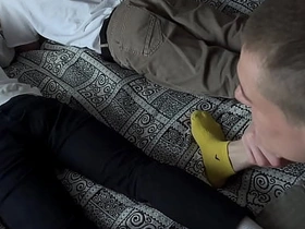 瘦仔带朋友来家玩——趁他们打游戏时，他和继父把他们全干了 chinese porn blithe orgy