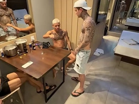 我和我哥们儿还有他朋友3P爽翻天 taiwan teen joyful porn