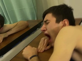 可爱摔跤少年训练时发情，直接在地板上开干——最后射进对方嘴里 asian gay sex videos leaked