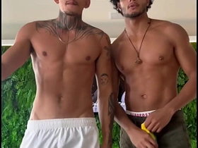 被动女装男孩被一对大屌猛男夫妻双插 asian gay sex full videos