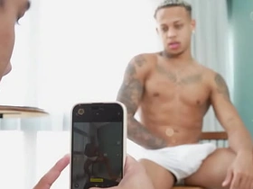 叫兄弟来拍照 结果他把我鸡巴嗦到射精 chinese seduction gay porn