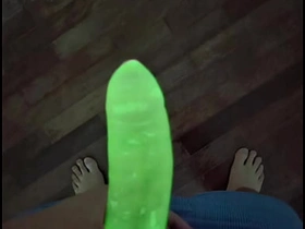 我试了霓虹避孕套 - 看它在黑暗中发光 asian old blithe daddy sex videos